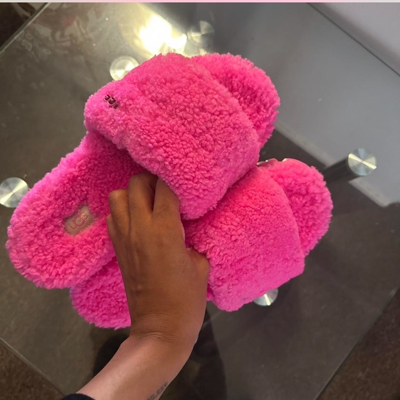 Brand new Ugg slides - Picture 4 of 4